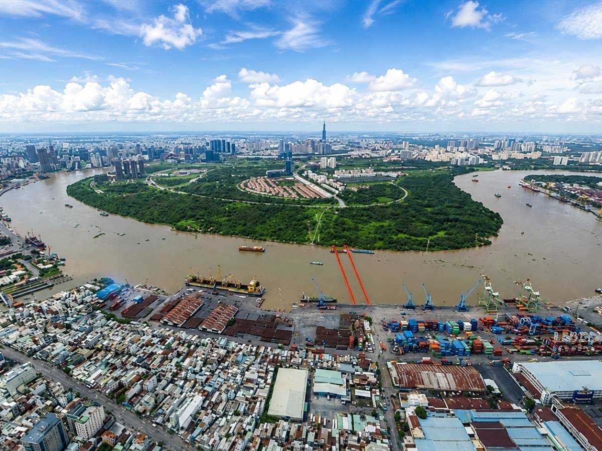 Ảnh flycam toàn cảnh bán đảo Thủ Thiêm và khu Nam TP.HCM qua sông Sài Gòn, minh họa vị trí cầu Thủ Thiêm 4 trong việc tăng cường kết nối giữa Quận 7 và khu đô thị mới Thủ Thiêm.